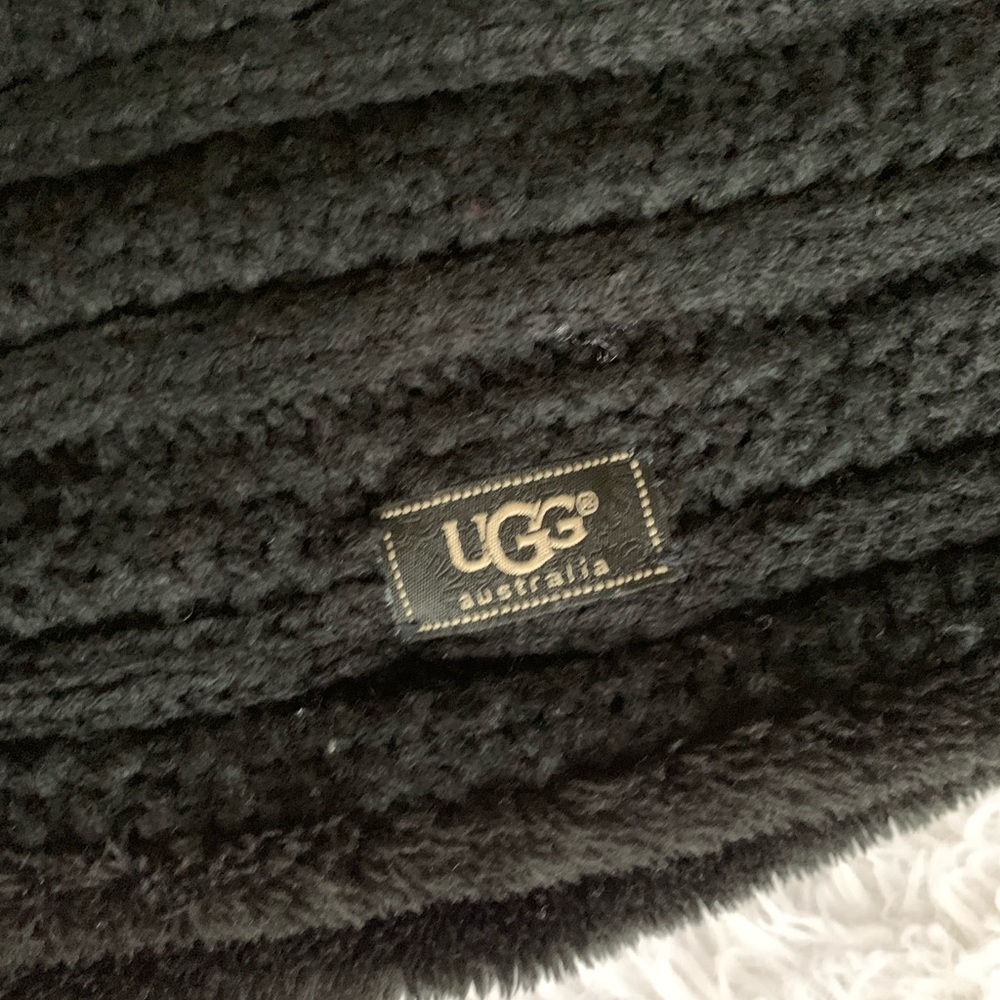 SOLD SOLD SOLD: Ugg Scarf - Picture 5 of 6